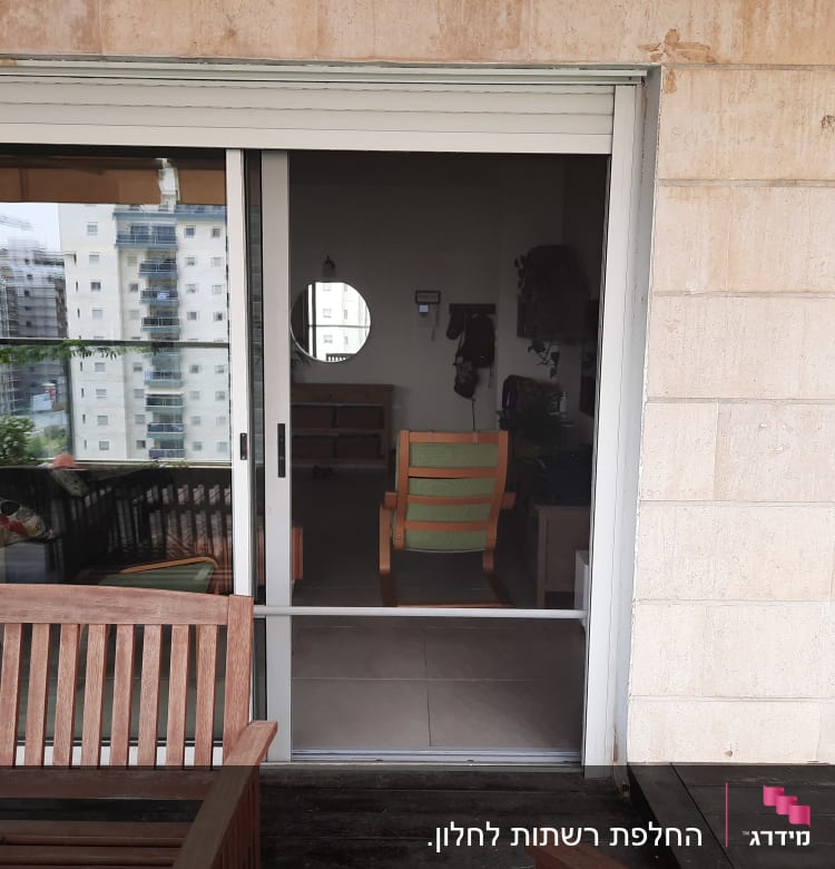 דלת הזזה מאלומיניום עם זכוכית שקופה